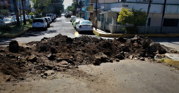 Obra de drenaje pluvial en la calle Encanto, cerca del Placio Legislativo se quedó a medias y olvidada. A decir de los vecinos se realizaba conjuntamente entre Ayuntamiento y vecinos, pero desde mediados de diciembre quedó abandonada. 
