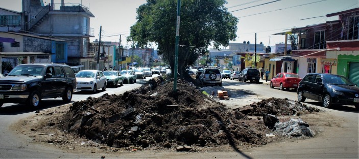 Obra de drenaje pluvial en la calle Encanto, cerca del Placio Legislativo se quedó a medias y olvidada. A decir de los vecinos se realizaba conjuntamente entre Ayuntamiento y vecinos, pero desde mediados de diciembre quedó abandonada. 