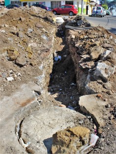 Obra de drenaje pluvial en la calle Encanto, cerca del Placio Legislativo se quedó a medias y olvidada. A decir de los vecinos se realizaba conjuntamente entre Ayuntamiento y vecinos, pero desde mediados de diciembre quedó abandonada. 