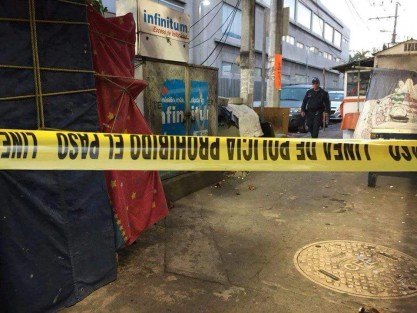 Los uniformados solo encontraron siete casquillos percutidos y tres cartuchos útiles, además  vehículos, negocios y un poste con impactos de bala. La zona fue acordonada.
