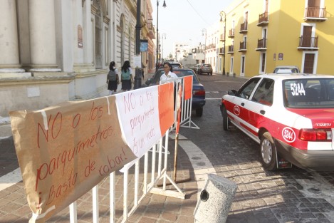 Maestros y alumnos del colegio Bachilleres de Veracruz en la ciudad de Veracruz, se sumaron a la protesta generalizada en contra de la colocación de parquímetros afuera de instituciones educativas y hospitales.