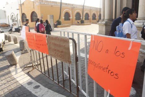 Maestros y alumnos del colegio Bachilleres de Veracruz en la ciudad de Veracruz, se sumaron a la protesta generalizada en contra de la colocación de parquímetros afuera de instituciones educativas y hospitales.