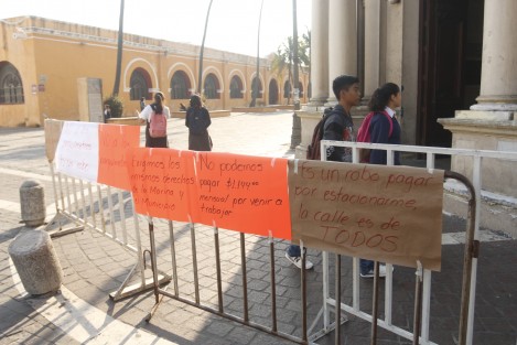 Maestros y alumnos del colegio Bachilleres de Veracruz en la ciudad de Veracruz, se sumaron a la protesta generalizada en contra de la colocación de parquímetros afuera de instituciones educativas y hospitales.