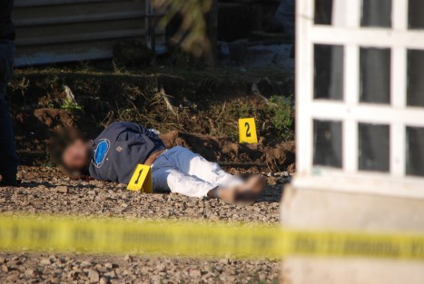 Un hombre de aproximadamente 35 años fue ejecutado y su cuerpo abandonado en una calle de la colonia Reserva de El Tronconal, en Xalapa; estaba amarrado de pies y manos, se desconoce su identidad. 