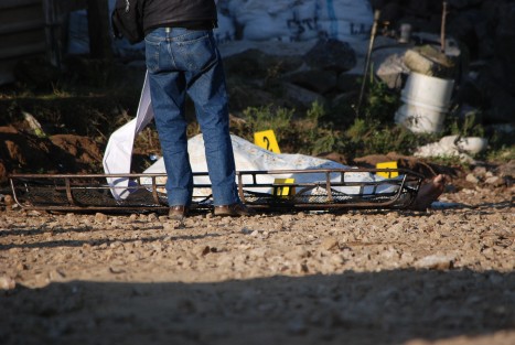 Un hombre de aproximadamente 35 años fue ejecutado y su cuerpo abandonado en una calle de la colonia Reserva de El Tronconal, estaba amarrado de pies y manos, se desconoce su identidad. 
