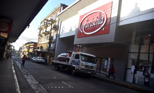 Los que madrugan para barrer... pero con el prójimo.