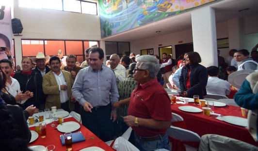 El precandidato a la gubernatura José Yunes Zorilla y el secretario adjunto del PRI  Americo Zúñiga se reunieron con los seccionales de la CNOP en las oficnas de estos.