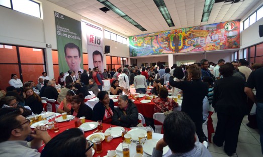 El precandidato a la gubernatura José Yunes Zorilla y el secretario adjunto del PRI  Americo Zúñiga se reunieron con los seccionales de la CNOP en las oficnas de estos.