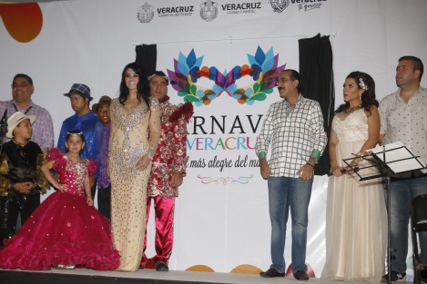 Fue presentado el logotipo y la canción oficial del Carnaval de Veracruz 2018. Al término de la presentación, la corte real y el director del comité se pusieron a bailar a ritmo de salsa.