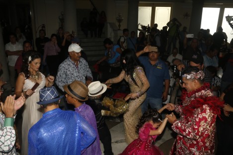 Fue presentado el logotipo y la canción oficial del Carnaval de Veracruz 2018. Al termino de la presentación, la corte real y el director del comité se pusieron a bailar a ritmo de salsa.
