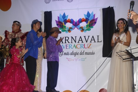 Fue presentado el logotipo y la canción oficial del Carnaval de Veracruz 2018. Al termino de la presentación, la corte real y el director del comité se pusieron a bailar a ritmo de salsa.