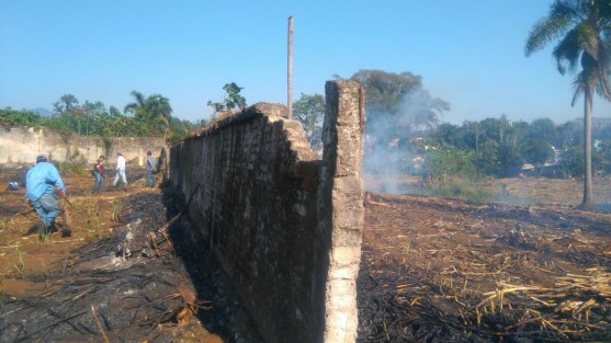 Personal de Protección Civil así como de Bomberos de Córdoba,se movilizaron para controlar el incendio de un pastizal que se localiza en las inmediaciones de la colonia Santa Isabel, en Córdoba, Ver., originado por la surada que se registra en la zona centro del estado.  