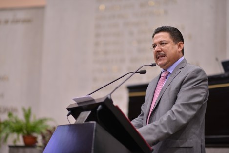 El diputado Basilio Picazo Pérez presentó una iniciativa de reforma al Código Civil del Estado cuyo propósito es reconocer al concubinato como una figura similar al matrimonio, por lo que se pretende otorgar derechos y obligaciones a las personas que viven en común, de forma constante y permanente, por un periodo determinado.
