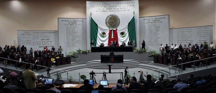 Las diputadas y diputados de la LXIV Legislatura de Veracruz aprobaron -en su segundo periodo- cuatro proyectos de decreto de reformas a la Constitución Política del Estado, entre los que destacan el que modifica el artículo 9 para establecer que toda familia veracruzana tiene derecho a disfrutar de vivienda digna y decorosa.