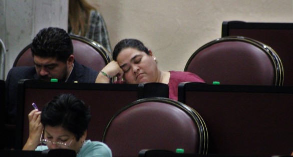 Al igual que otros de sus compañeros de Legislatura, la diputada Patricia Rodríguez Cueto procura no descuidar sus horas de comida ni de sueño... la tibuna puede esperar. 