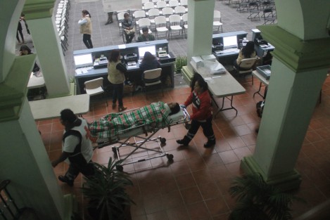 Una empleada del Ayuntamiento de Xalapa tuvo que ser trasladada para su atención médica luego de que sufriera una caída cuando subiría al elevador la mañana de este viernes.