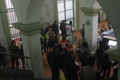 Una empleada del Ayuntamiento de Xalapa tuvo que ser trasladada para su atención médica luego de que sufriera una caída cuando subiría al elevador la mañana de este viernes.