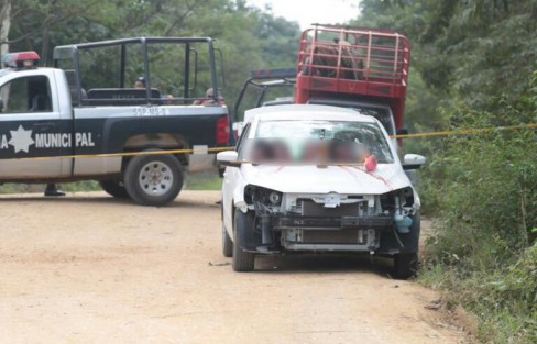 La mañana de este viernes fue reportado a las autoridades el hallazgo de restos humanos de 4 personas a un costado de la carretera que lleva de Sayula de Alemán a la localidad de San Isidro, pasando por el poblado del Mije. Las cabezas fueron dejadas sobre el cofre y los cuerpos en el interior del vehículo.