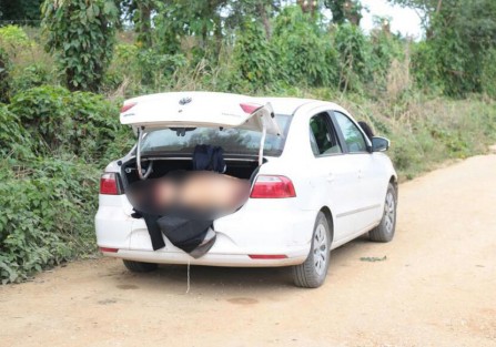 La mañana de este viernes fue reportado a las autoridades el hallazgo de restos humanos de 4 personas a un costado de la carretera que lleva de Sayula de Alemán a la localidad de San Isidro, pasando por el poblado del Mije. Las cabezas fueron dejadas sobre el cofre y los cuerpos en el interior del vehículo.