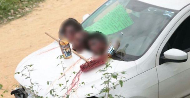 La mañana de este viernes fue reportado a las autoridades el hallazgo de restos humanos de 4 personas a un costado de la carretera que lleva de Sayula de Alemán a la localidad de San Isidro, pasando por el poblado del Mije. Las cabezas fueron dejadas sobre el cofre y los cuerpos en el interior del vehículo.