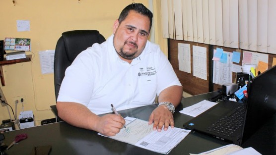 Carlos Isaac Bauza Martínez, el oficial del Registro Civil en Papantla.  