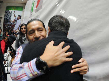 Entre los actores políticos que llegaron al evento de relevo de la dirigencia estatal del PRI, estuvo el diputado federal Érick Lagos, quien a diferencia de antaño, llegó saludando a todo mundo y cobijado con su chaleco azul. En la imagen en cordial abrazo con el sendor Héctor Yunes.