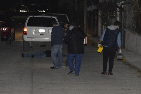 La madrugada de este domingo dos personas del sexo masculino fueron acribilladas cuando se desplazaban a bordo de una camioneta por calles de la colonia Guayabal ampliación socialista, en Tihuatlán, Ver.. .