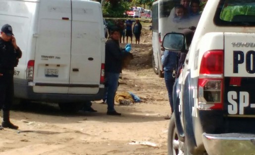 Este domingo fue asesinado un joven en calles de la colonia Divina Providencia, en Coatzacoalcos, Ver., cuando salía de su casa, por sujetos a bordo de una motocicleta. Más tarde dos personas fueron detenidas en la zona cuando se registró un nuevo tiroteo. 