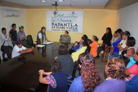 El alcalde Mariano Romero González sostuvo una importante reunión con integrantes de la agrupación Comerciantes Unidos de Papantla, quienes se comprometieron a trabajar de manera coordinada con el Ayuntamiento, y de esta manera mejorar el primer cuadro de la ciudad en materia turística y comercial.