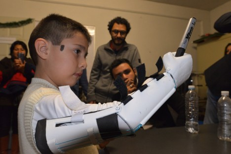Luis Enrique Escobar Jiménez y Gustavo Barrios Sierra, estudiantes de la Facultad de Ingeniería Mecánica y Eléctrica (FIME) de la Universidad Veracruzana (UV), región Xalapa, desarrollaron una prótesis mecánica de mano para Jacob, un niño de seis años de edad con una discapacidad congénita llamada meromelia, que es la falta de una extremidad, en este caso la mano derecha.