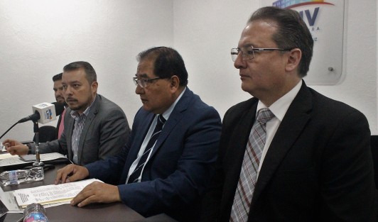A nombre del Congreso de Veracruz, el titular de la Secretaría General, Juan José Rivera Castellanos, anunció la convocatoria para elegir al joven veracruzano que habrá de representar a la entidad en el Segundo Concurso Nacional de Oratoria Juan Escutia 2018 que habrá de realizarse el 22 de febrero en la ciudad de Nayarit.