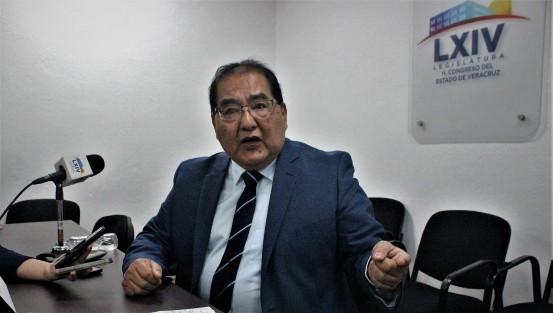 El Subsecretario de Educación Media Superior y Superior, de la Secretaría de Educación de Veracruz (SEV), Ricardo Gómez Leyva, informó que la administración actual encontróun rezago en la revisión de REVOES con que trabajan las escuelas en el estado.
