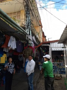 Un cortocircuito provocó la alarma en las galeras que ocupan los locatarios del mercado de Tlapacoyan, situación por la que solicitaron el apoyo del personal de protección civil y policía municipal para poder acordonar la zona en caso de alguna emergencia mayor.