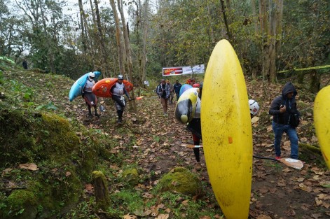 La carrera internacional de kayaks tiene una doble finalidad, la limpieza del Alsececa y la promoción turística de la zona.

