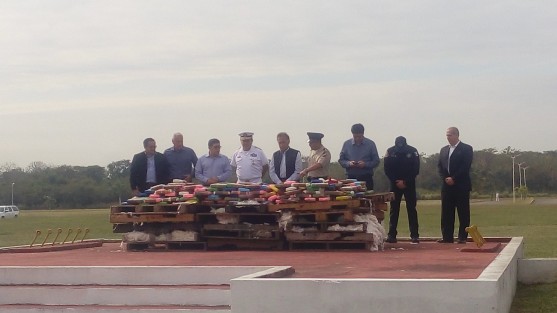 Fueron incinerados más de 400 kilos de cocaína en la Base Aeronaval de Las Bajadas, en Veracruz. La droga fue incautada el 27 de diciembre por fuerzas federales en el puerto de Veracruz.