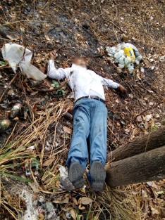 La mañana de este martes un maestro que había sido reportado como desaparecido fue hallado muerto a un costado de la carretera que lleva de Manlio Fabio a Soledad de Doblado, en el tramo que corresponde a las localidad de Remojadas.