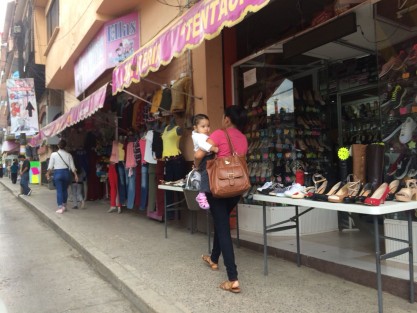 Comerciantes de Tlapacoyan participan en limpieza de aceras, pero piden a la dirección de comercio que sean parejos.
