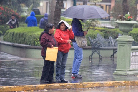 El Frente Frío No. 23 se localizó esta mañana en la región de los Tuxtlas, previéndose alcance la zona sur hacia el mediodía donde tenderá a estacionarse y disiparse por la tarde-noche pero dejando una vaguada sobre el oeste del Golfo de México, lo que mantendrá las condiciones para nieblas, lloviznas y lluvias aisladas.  