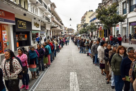 Vendedores ambulantes y locatarios se manifestaron para exigir el respeto a sus lugares de trabajo,asi como el cese al hostigamiento por parte de los inspectores y solicitaron dialogar con el presidente municipal para saber cuál será la forma de trabajar en esta nueva administración. 