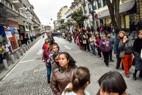 Vendedores ambulantes y locatarios se manifestaron para exigir el respeto a sus lugares de trabajo,asi como el cese al hostigamiento por parte de los inspectores y solicitaron dialogar con el presidente municipal para saber cuál será la forma de trabajar en esta nueva administración. 