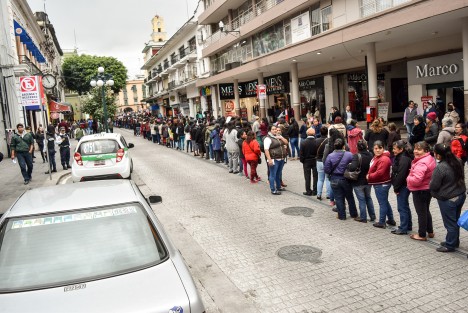 Vendedores ambulantes y locatarios se manifestaron para exigir el respeto a sus lugares de trabajo,asi como el cese al hostigamiento por parte de los inspectores y solicitaron dialogar con el presidente municipal para saber cuál será la forma de trabajar en esta nueva administración. 