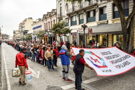 Vendedores ambulantes y locatarios se manifestaron para exigir el respeto a sus lugares de trabajo,asi como el cese al hostigamiento por parte de los inspectores y solicitaron dialogar con el presidente municipal para saber cuál será la forma de trabajar en esta nueva administración.  Posteriormente el presidente municipal Hipólito Rodríguez salió a atenderlos. 