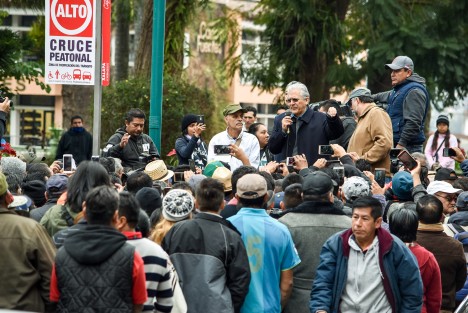 Posteriormente el presidente municipal Hipólito Rodríguez salió a atenderlos.