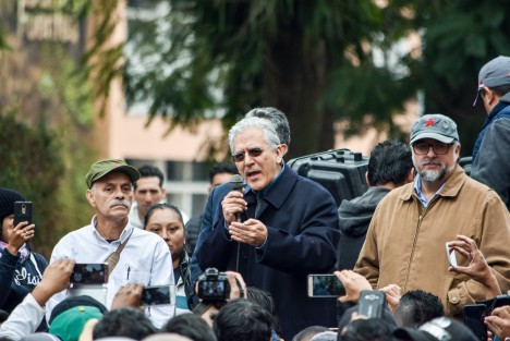 El presidente municipal de Xalapa, Hipólito Rodríguez, salió a atender a los comerciantes que se manifestaron este miércoles en el centro de la ciudad. Les informó que habrá diálogo para que el comercio en la ciudad se desplegue de manera ordenada.