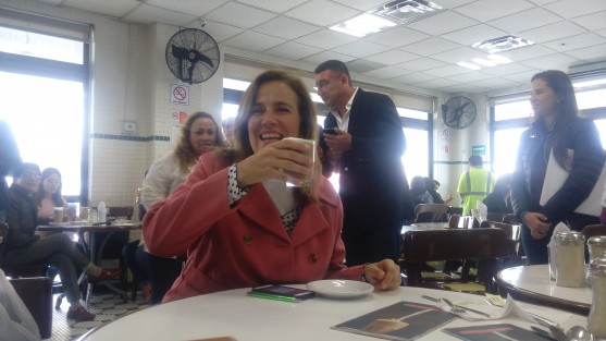 Margarita Zavala, aspirante a la candidatura ciudadana para la Presidencia de México, recabó firmas en un café del centro de la ciudad de Veracruz. 
