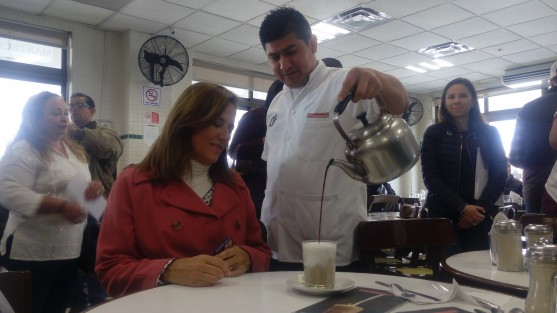 Margarita Zavala, aspirante a la candidatura ciudadana para la Presidencia de México, recabó firmas en un café del centro de la ciudad de Veracruz. 