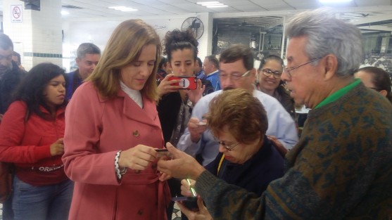 Algunos ciudadanos se acercaron a respaldar a la esposa del expresidente Felipe Calderón, quien tomó forografías de las credenciales de elector y las subió a la base de datos del INE.
