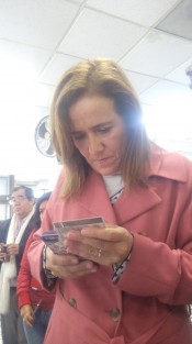Margarita Zavala, aspirante a la candidatura ciudadana para la Presidencia de México, recabó firmas en un café del centro de la ciudad de Veracruz, quien tomó forografías de las credenciales de elector y las subió a la base de datos del INE. 