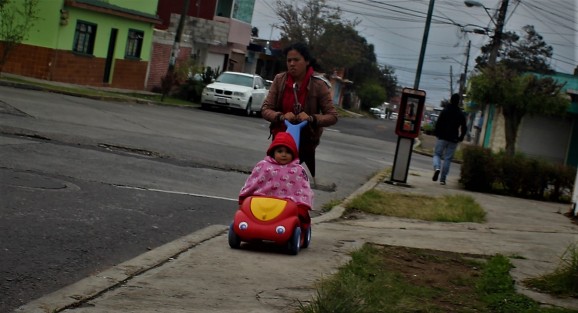 Pese a las recomendaciones de las instituciones de Salud de extremar  cuidados en niños y adultos mayores en esta temporada de fríos intensos, aún hay quienes por necesidad o por gusto salen a pasear en carrito. El lado positivo es que los niños se hacen resistentes. 