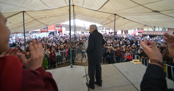 El precandidato a la presidencia Andrés Manuel López Obrador, estuvo este miércoles en Xico, en compañía de diputados locales y federales, así como del precandidato a la gubernatura,  Cuitláhuac García. Habló sobre su proyecto de llegar a Los Pinos.